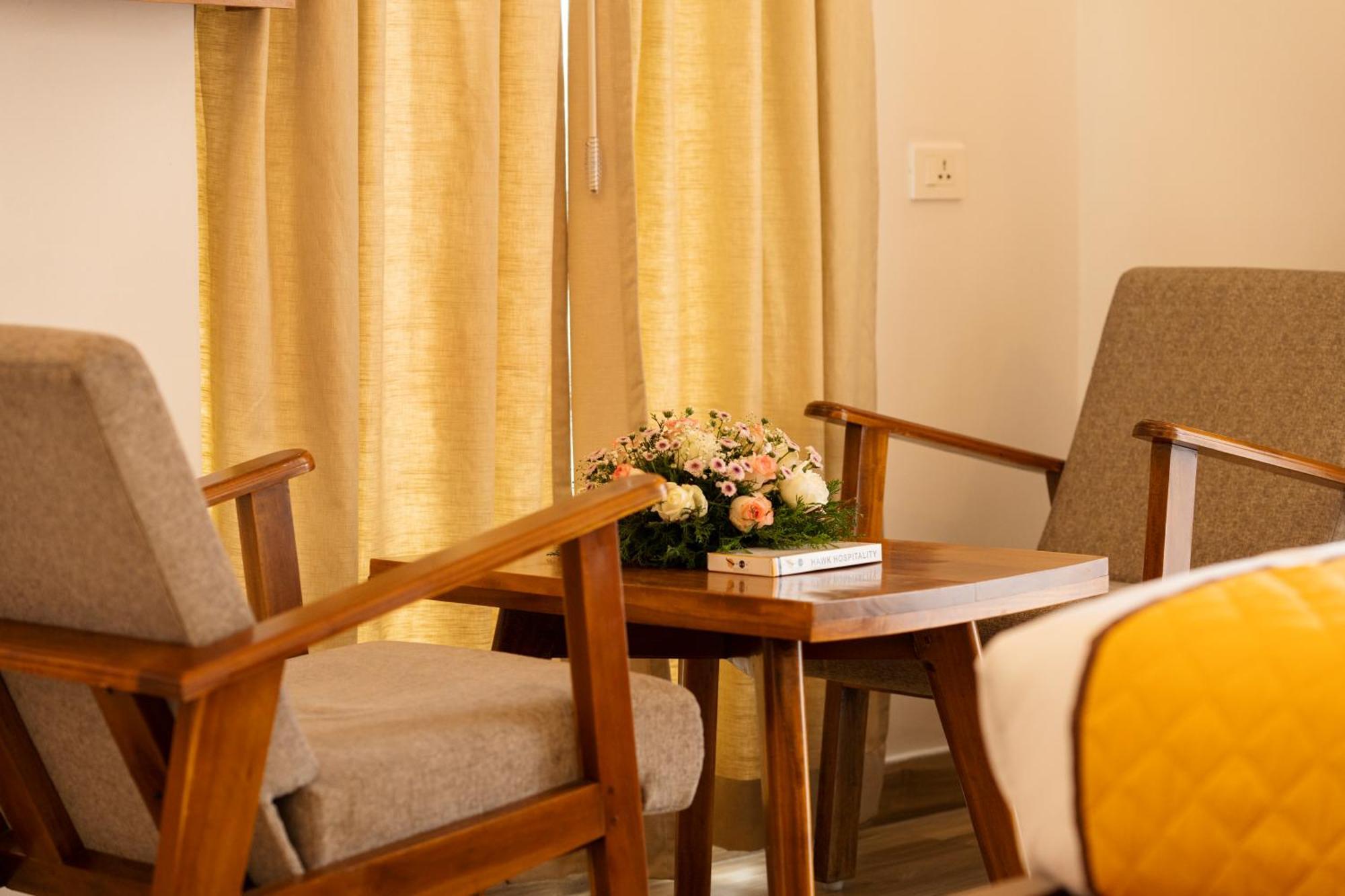 Solo Inn By Hawk Hospitality Kochi Kültér fotó