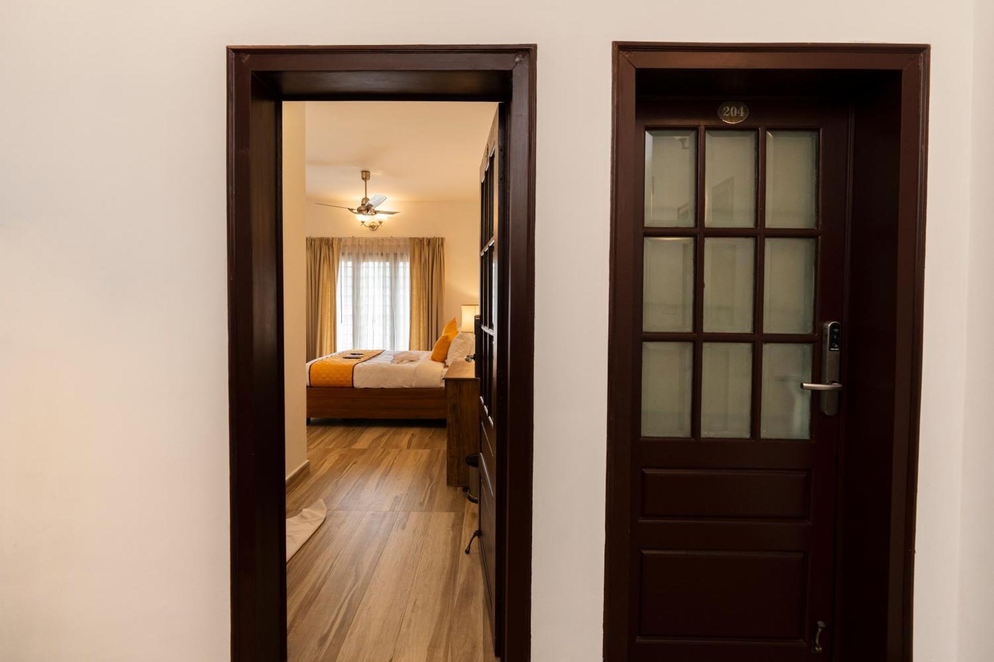 Solo Inn By Hawk Hospitality Kochi Kültér fotó