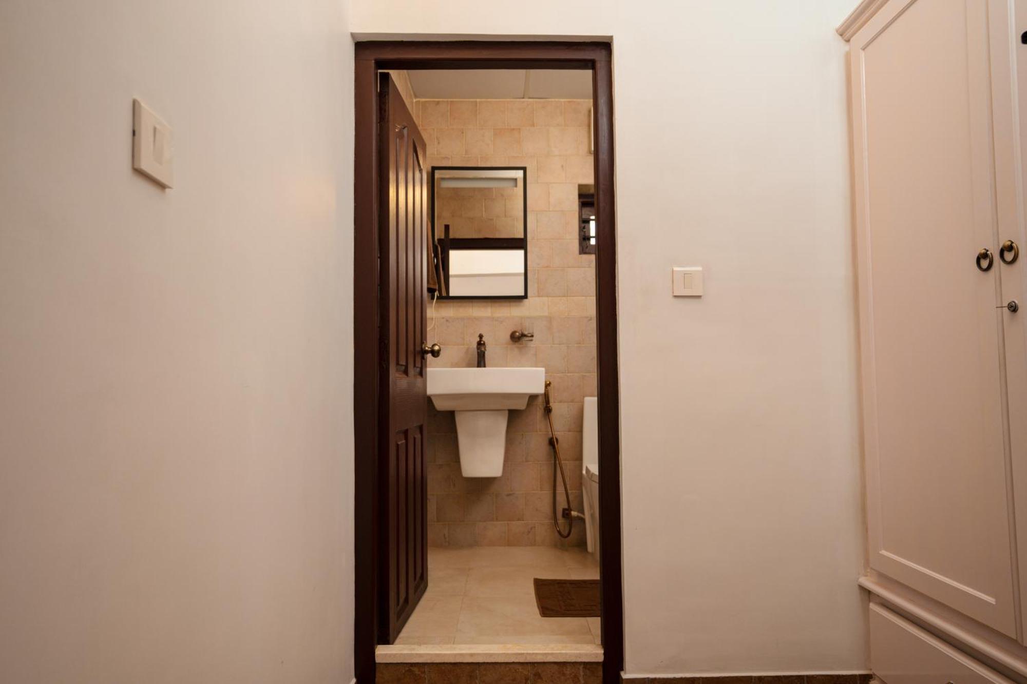 Solo Inn By Hawk Hospitality Kochi Kültér fotó