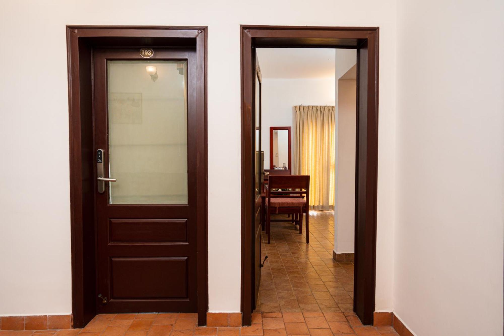 Solo Inn By Hawk Hospitality Kochi Kültér fotó