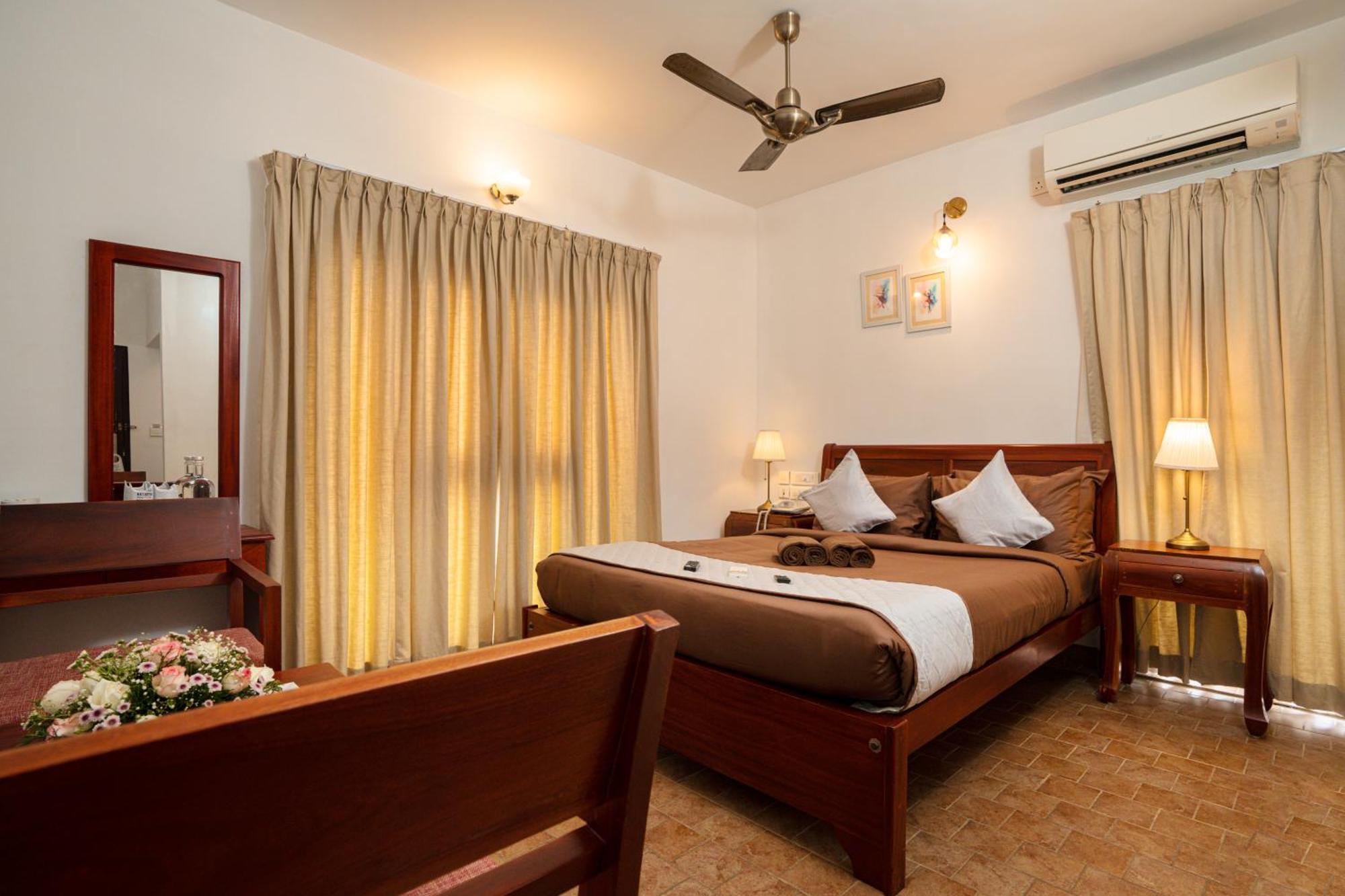 Solo Inn By Hawk Hospitality Kochi Kültér fotó